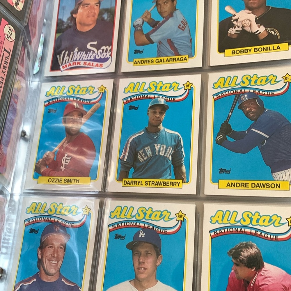 Lot of 494 Topps Baseball trading cards